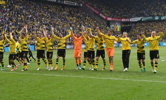 epa05976881 Dortmund&#039;s players celebrate after winning the German Bundesliga soccer match between Borussia Dortmund and Werder Bremen in Dortmund, Germany, 20 May 2017. EPA/DAVID HECKER (EMBARGO  ...