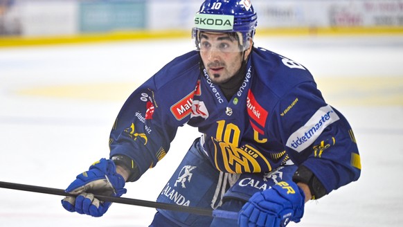 Der Davoser Andres Ambuehl, im Eishockey-Qualifikationsspiel der National League (NL) zwischen dem HC Davos und den ZSC Lions, am Sonntag, 6. Oktober 2024, im Eisstadion in Davos (KEYSTONE/Juergen Sta ...