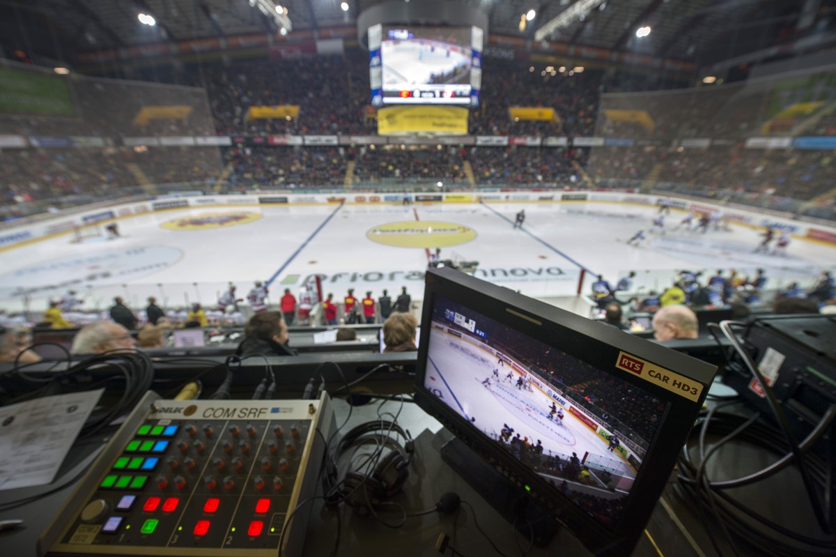 Blick von einer Kommentatoren-Kabine auf das Eishockey Meisterschaftsspiel der National League A zwischen dem SC Bern und dem Lausanne HC am Freitag, 24. Januar 2014, in der PostFinance Arena in Bern. ...