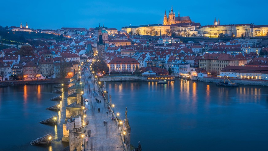 Illuminated Charles Bridge and the Prague Castle in the evening Prague, Prague, Czechia CR_ULGR23122940-1314272-01