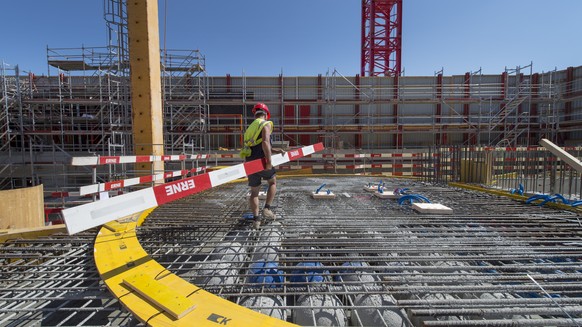 Ein Bauarbeiter auf der Baustelle des neuen Biozentrums an der Spitalstrasse in Basel, fotografiert am Dienstag, 21. Juli 2015. Der Neubau Biozentrum ist das erste bikantonale Neubauprojekt von Basel- ...
