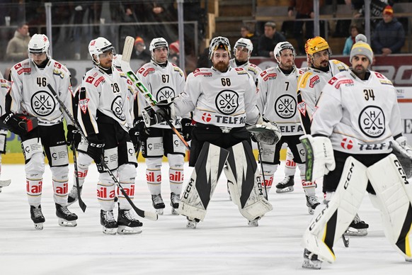 Luganos Spieler verlassen enttaeuscht das Eis, beim Eishockey-Qualifikationsspiel der National League, zwischen den SCL Tigers und dem HC Lugano, am Samstag, 21. Dezember 2024, in der Emmental Versich ...