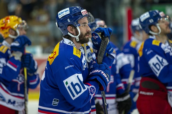 EHC Kloten Verteidiger Tim Ramholt enttaeuscht nach der 1-4 Niedrlage im ersten Eishockey Spiel der Ligaqualifikation der National League zwischen dem EHC Kloten und dem SC Rapperswil-Jona Lakers am D ...