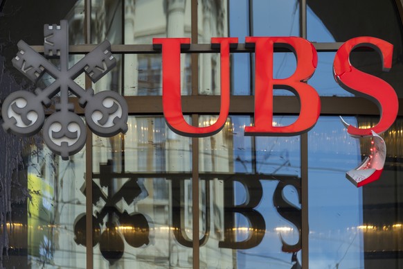 An einer Kundgebung zum Tag der Arbeit haben Demonstranten das Logo der UBS beschaedigt in Basel, am Sonntag, 1. Mai 2021. (KEYSTONE/Georgios Kefalas)