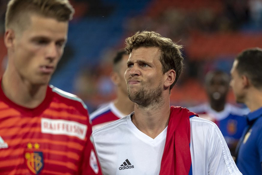 epa06922624 Basel&#039;s disappointed Fabian Frei leaves the pitch after the UEFA Champions League second qualifying round second leg match between Switzerland&#039;s FC Basel 1893 and Greece&#039;s P ...