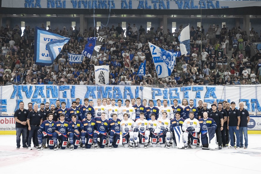 Die Mannschaft fotografiert anlaesslich der Praesentation der Eishockey Mannschaft von Ambri Piotta, am Sonntag, 28. Juli 2024, in Ambri. (KEYSTONE/Ti-Press/ Pablo Gianinazzi)