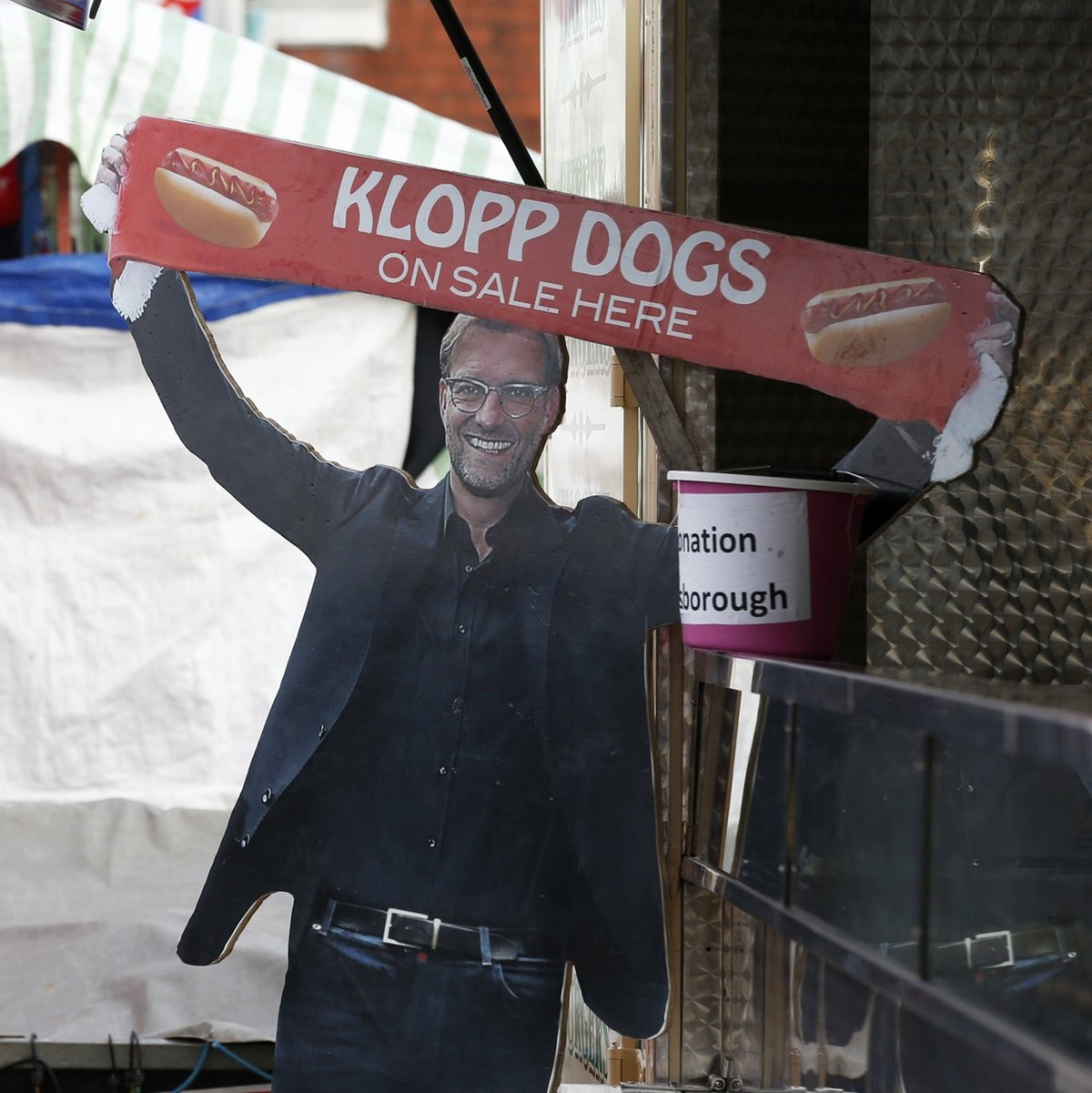 Onderwerp/Subject: Liverpool FC v Borussia Dortmund - Europa League Reklame: Club/Team/Country: Seizoen/Season: 2015/2016 FOTO/PHOTO: A cardboard cutout of Liverpool manager Juergen Klopp by a hot dog ...