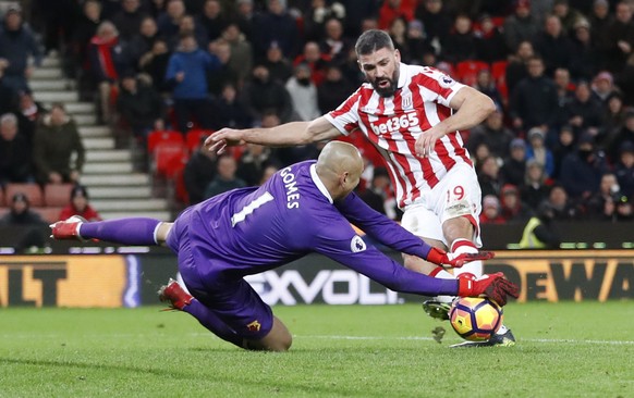 Britain Football Soccer - Stoke City v Watford - Premier League - bet365 Stadium - 3/1/17 Watford&#039;s Heurelho Gomes makes a save from Stoke City&#039;s Jonathan Walters Action Images via Reuters / ...