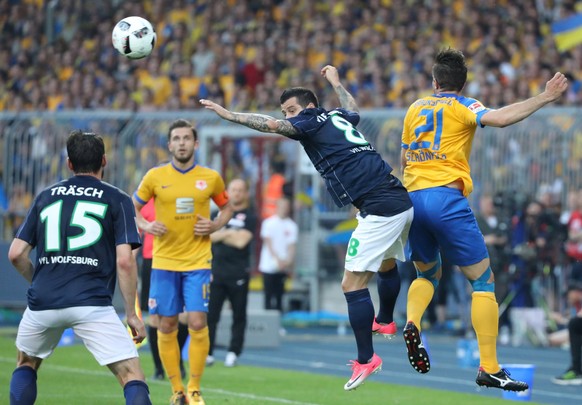 epa05998173 Wolfsburg&#039;s Vieirinha-De Freitas (2-R) in action against Braunschweig&#039;s Patrick Schonfeld (R) during the German Bundesliga Relegation soccer match between Eintracht Braunschweig  ...