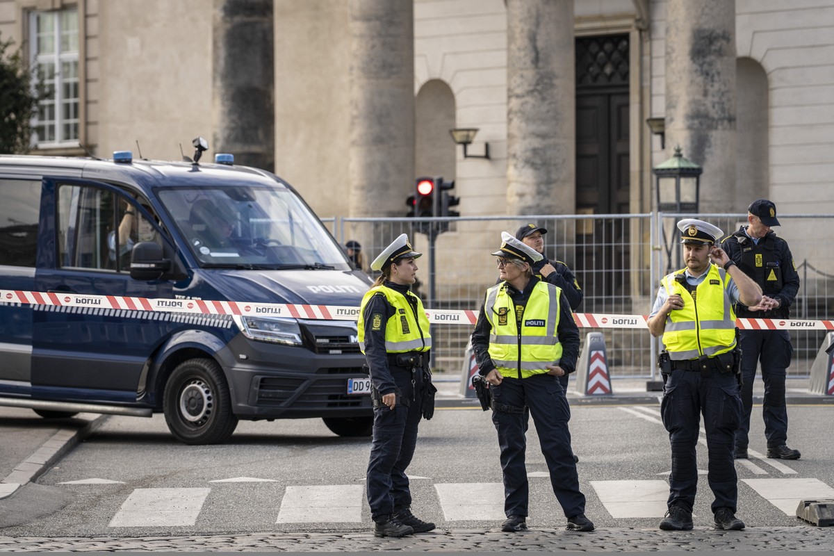 epa12419999 Danish police patrol the area around Christiansborg Castle in Copenhagen, Denmark, 01 October 2025, where the Danish government is hosting an informal meeting of EU heads of state and gove ...