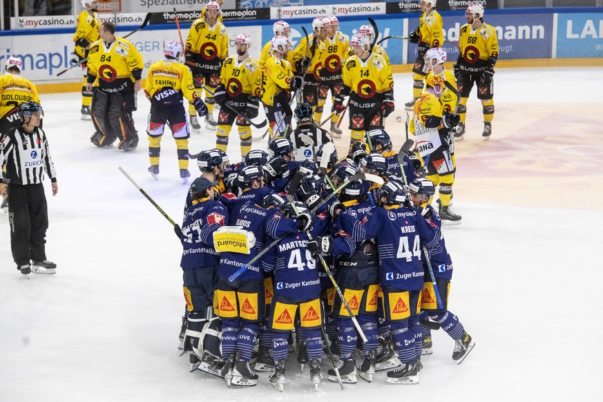 Die Zuger feiern den Sieg nach dem Penaltyschiessen beim Eishockey Meisterschaftsspiel der National League zwischen dem EV Zug und dem SC Bern am Freitag, 21. Oktober 2022 in Zug. (KEYSTONE/Urs Flueel ...