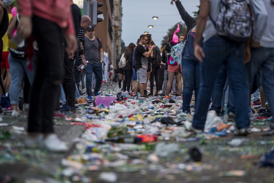 ARCHIVBILD -- ALS VORSCHAU ZUR ZUERCHER STREET PARADE AM SAMSTAG, 10. AUGUST 2019, STELLEN WIR IHNEN FOLGENDES BILDMATERIAL ZUR VERFUEGUNG -- Waste lies on a street after the technoparade &quot;Street ...