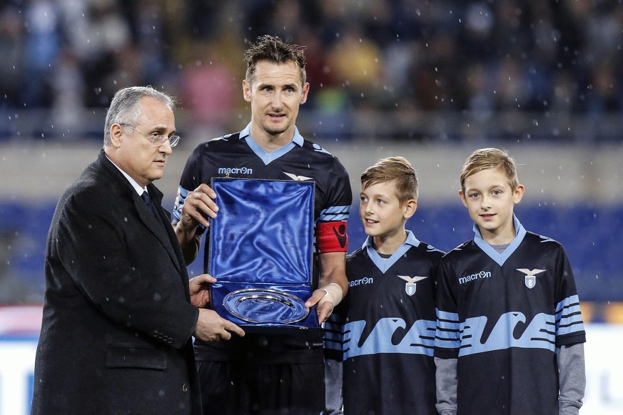 epa05308720 Miroslav Klose (C) is presented with a gift by Claudio Lotito (L) before the Serie A soccer match between SS Lazio and AC Fiorentina at the Olimpico stadium in Rome, Italy, 15 May 2016. It ...