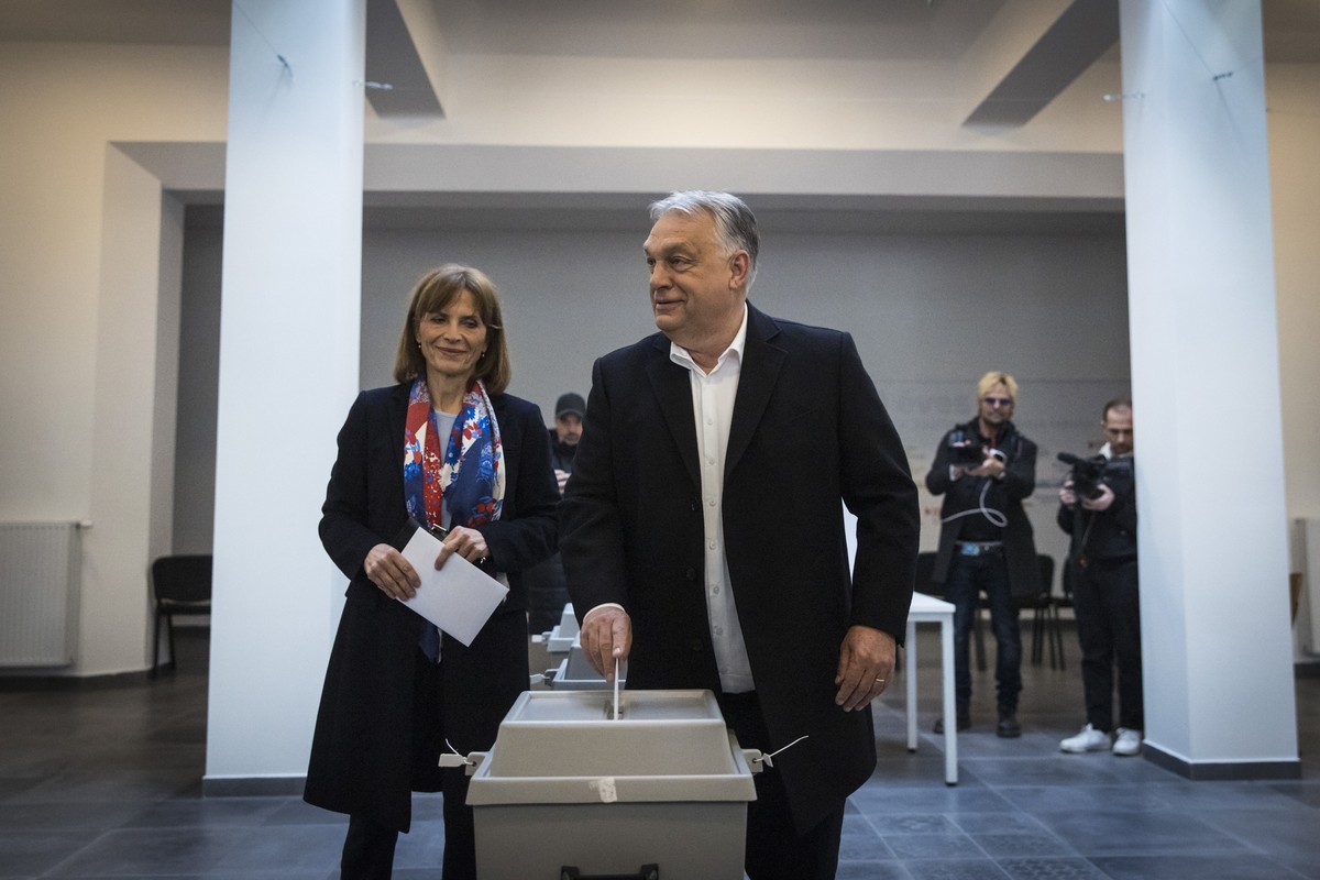 epa12884499 A handout photo made available by the Hungarian PM's General Department of Communication shows Hungarian Prime Minister Viktor Orban (R), leader and prime ministerial candidate of the ...