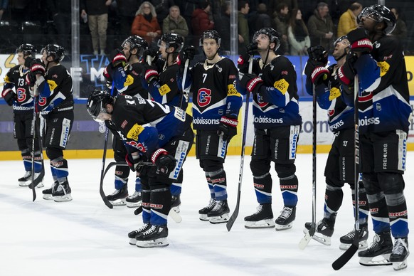 HC Fribourg-Gotteron Spieler reagieren nach der Niederlage 1-2, beim Eishockey Pre Playoff, Spiel 1, der National League zwischen dem HC Fribourg Gotteron und dem HC Lugano, am Dienstag, 7. Maerz 2023 ...