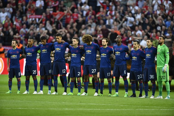 epa05987301 Manchester United players observe a minutes silence in honour of those killed in the 22 May Manchester bombing before the UEFA Europa League Final match between Ajax Amsterdam and Manchest ...