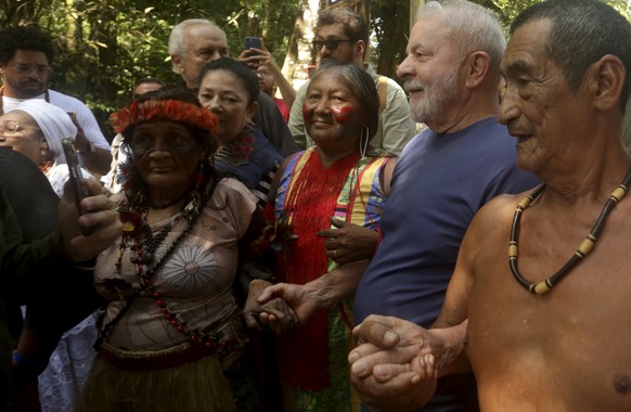 Brazil&#039;s former President Luiz Inacio Lula da Silva, second from right, who is running for reelection, meets with Assurini Indigenous leaders from the Amazon in Belem, Para state, Brazil, Friday, ...