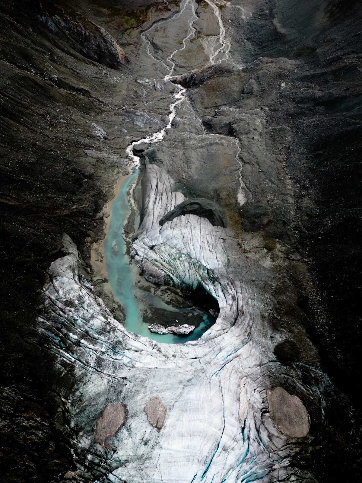 in der Fotoserie "Fleeting Glaciers" hat der 23-jährige Niklas Eschenmoser die Schweizer Gletscherwelt abgelichtet.