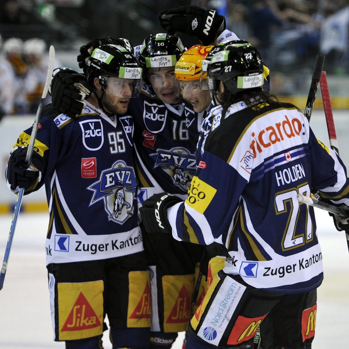 Dieses Bild ist drei Jahre alt. Es zeigt die jubelnde Zuger Parade-Linie mit Linus Omark, Raphael Diaz, Damien Brunner und Josh Holden (von links).
