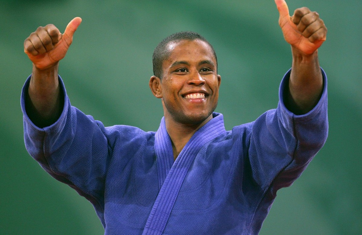 epa01444418 Bronze medalist Sergei Aschwanden of Switzerland celebrates on the podium during the medal ceremony in the men's 90kg category of the judo events at the Beijing 2008 Olympic Games, Be ...