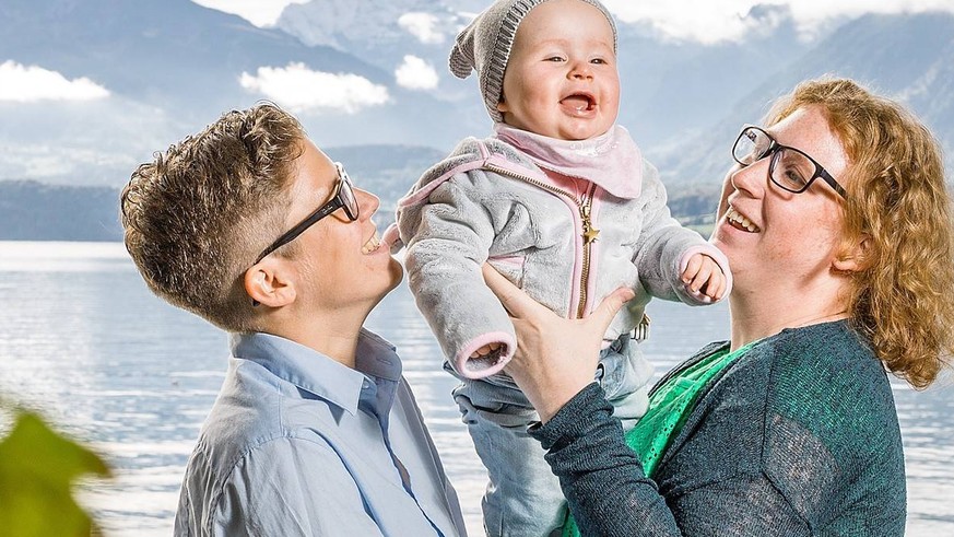 Lesbisches Pärchen Tamara und Nicole Freiburghaus mit Tochter Sophie