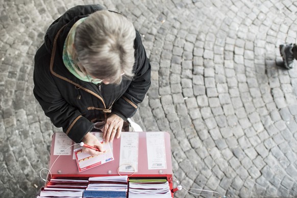 Eine Frau fuellt ein Los mit dem aktuellen Swiss Lotto Gewinn von 64.3 Millionen Franken aus, aufgenommen am Mittwoch 14. Dezember 2016, in Brugg. (KEYSTONE/Ennio Leanza)