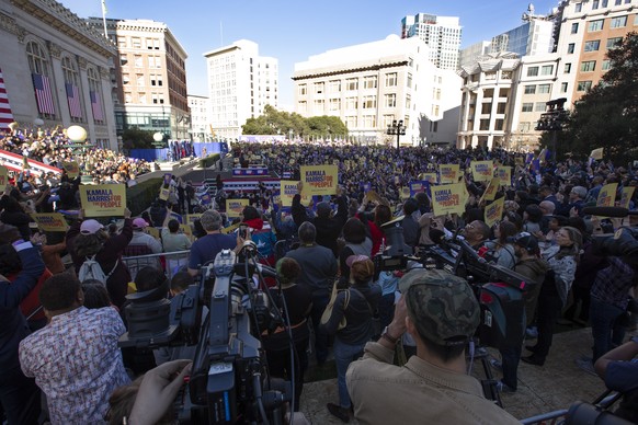 epa07326169 Democratic candidate for US President, US senator Kamala Harris addresses the crowd at a kick-off campaign rally in her hometown in Oakland, California, USA, 27 January 2019. Harris made h ...