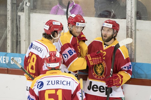 Langnaus Thomas Nuessli, Mitte, jubelt nach seinem Tor (1-1) mit seinem Mitspieler, waehrend dem Swiss Ice Hockey Cup Achtelfinalspiel zwischen den SCL Tigers und dem HC Fribourg Gotteron, am Sonntag, ...