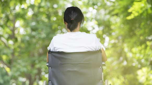 Multiple Sklerose, Frau im Rollstuhl.