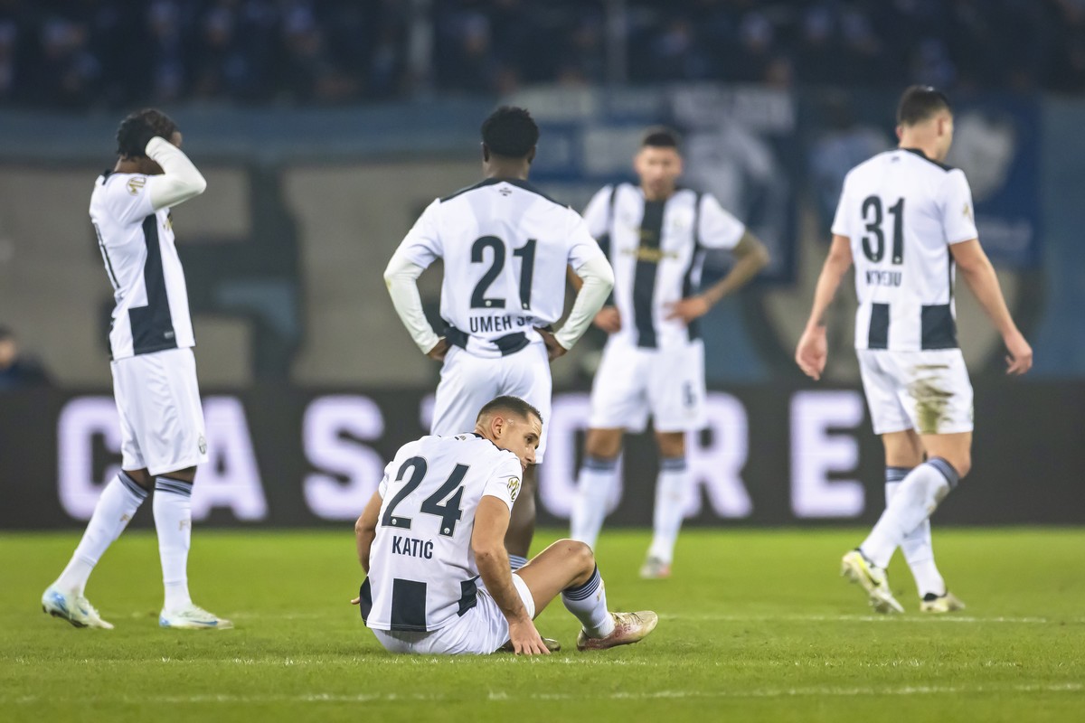 Nikola Katic (FCZ) (vorne), Juan Jose Perea (FCZ) (links), Umeh Emmanuel (FCZ) (Mitte) und Mirlind Kryeziu (FCZ) (rechts) reagieren nach dem Meisterschaftsspiel der Super League zwischen dem FC Zueric ...