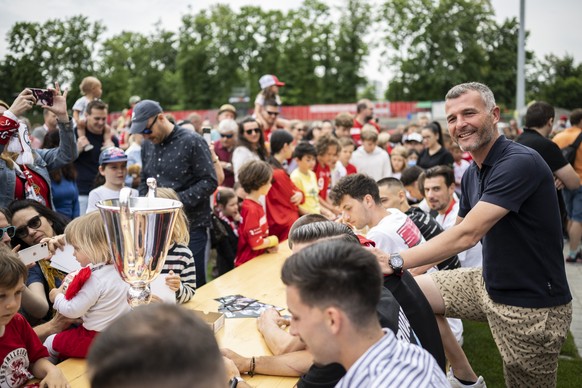 Der Winterthurer Trainer Alex Frei freut sich mit den Fans nach ihrem Aufstieg in die Fussball Super League, aufgenommen am Sonntag, 22. Mai 2022 auf der Schuetzenwiese in Winterthur. (KEYSTONE/Ennio  ...
