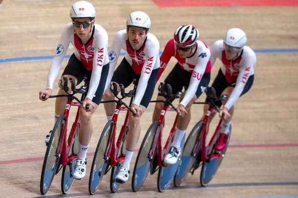 Die Bahnfahrer Valere Thebaud, Mauro Schmid, Thery Schir und Robin Foidervaux, von links, von Swiss Cycling bereiten sich auf die Olympischen Sommerspiele in Tokyo vor, am Dienstag, 20. Juli 2021, im  ...