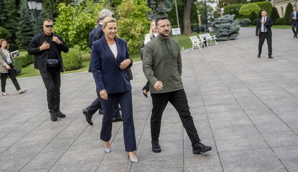 epa13187110 Denmark's Prime Minister Mette Frederiksen meets with the Ukrainian President Volodymyr Zelensky at the Mariinskyi Palace in Kyiv, Ukraine, 23 August 2026. The Prime Minister is visit ...