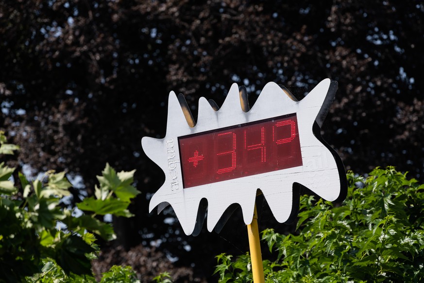 Das Thermometer zeigt 34 Grad an, am Samstag, 18. Juni 2022, in Lugano. Am Samstag hat die Schweiz den vierten Tag der Hitzewelle erlebt. (KEYSTONE/Ti-Press/Elia Bianchi)