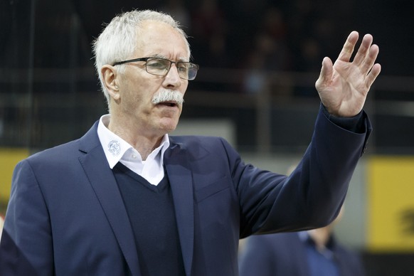 Biel&#039;s Head coach Mike McNamara gestures, during a National League regular season game of the Swiss Championship between Geneve-Servette HC and EHC Biel-Bienne, at the ice stadium Les Vernets, in ...