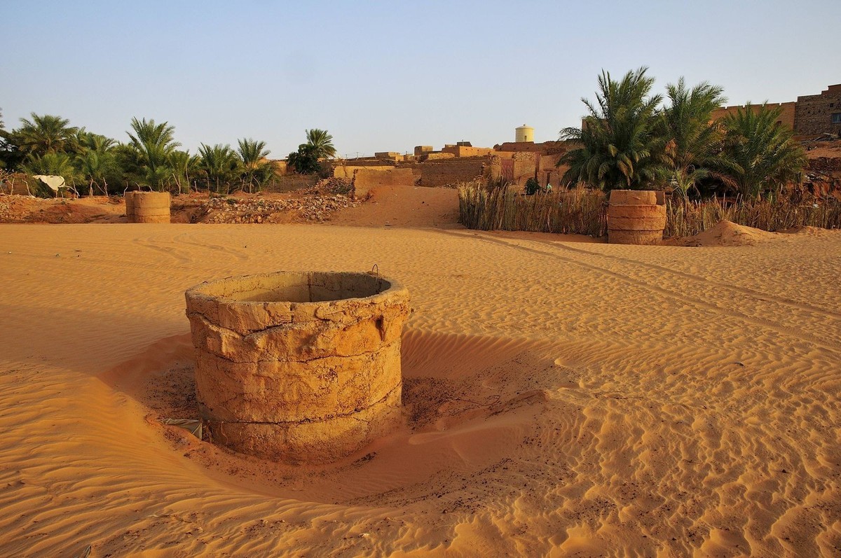 Brunnen im Trockenfluss, Wadi oder Oued, im Abendlicht, Chinguetti, Region Adrar, Mauretanien, Afrika Copyright: imageBROKER/PeterxGiovannini iblgiv04143165.jpg

Wells in Dry River Wadi Or Oued in E ...