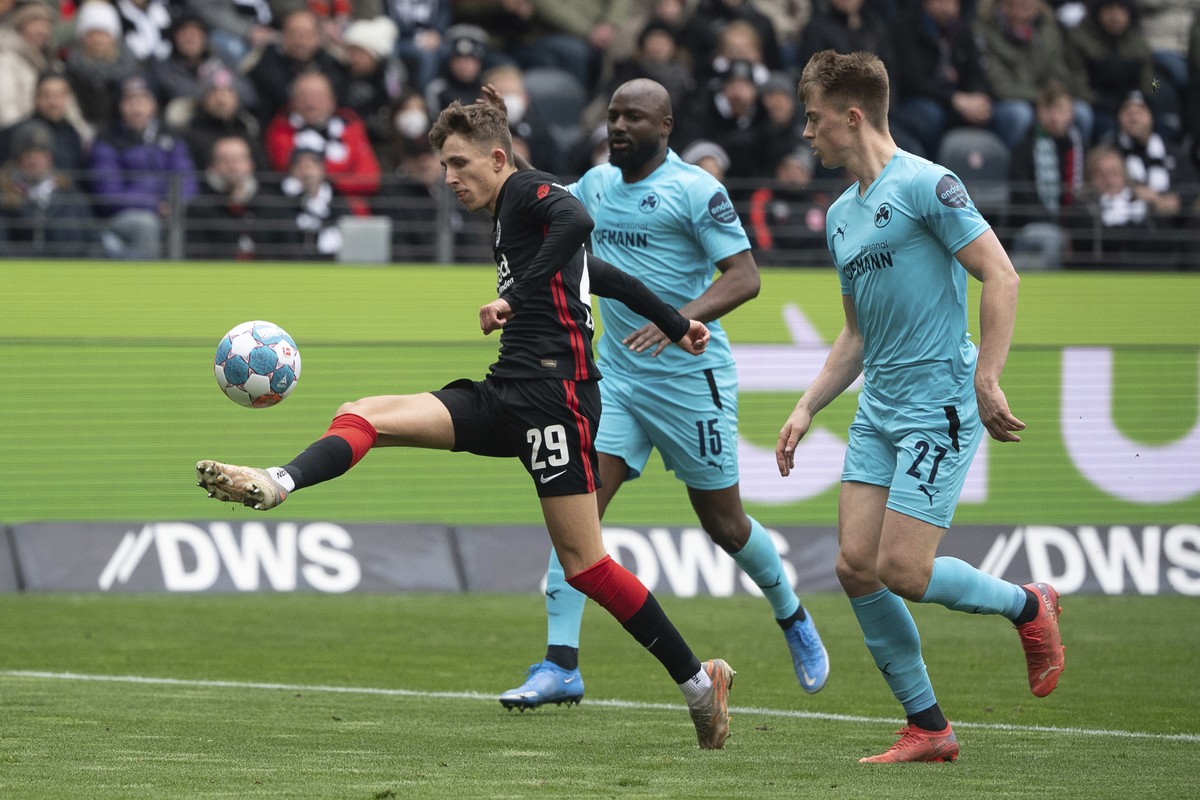 Frankfurt's Jesper Lindstroem, against Fuerth's Jetro Willems and Fuerth's Luca Itter , from left, challenge for the ball during a German Bundesliga soccer match between Eintracht Frank ...