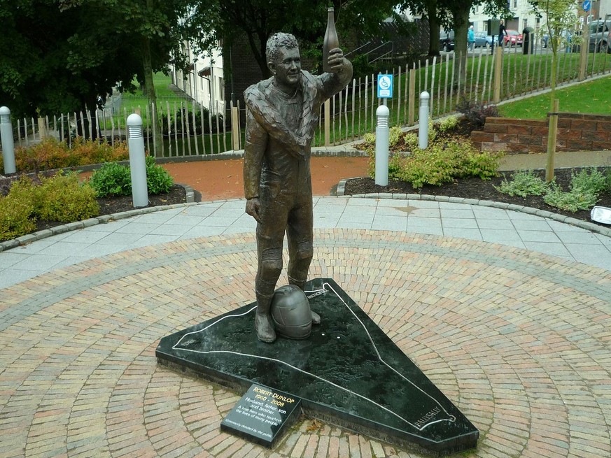 Bezeichnend: Robert Dunlops Statue zeigt ihn beim Feiern.