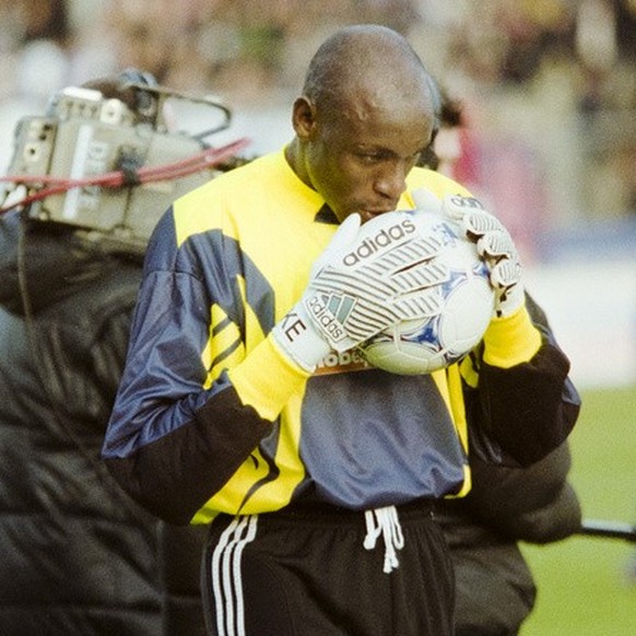 Der FCZ Goalie Ike Shorunmu kuesst den Ball beim Derby GCZ- FCZ am 8. November 1998 im Zuercher Letzigrund. (KEYSTONE/Str)