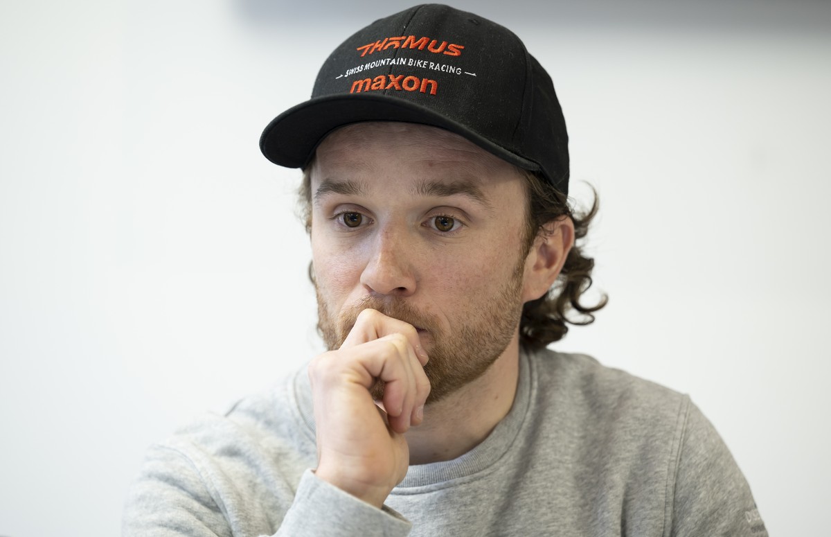 Berner Mountainbiker Mathias Flueckiger reagiert kurz vor einer Medienkonfenrez , am Donnerstag, 2. Maerz 2023 im Haus des Sports in Ittigen. Im Rahmen der Europameisterschaften in Muenchen wurde am 1 ...