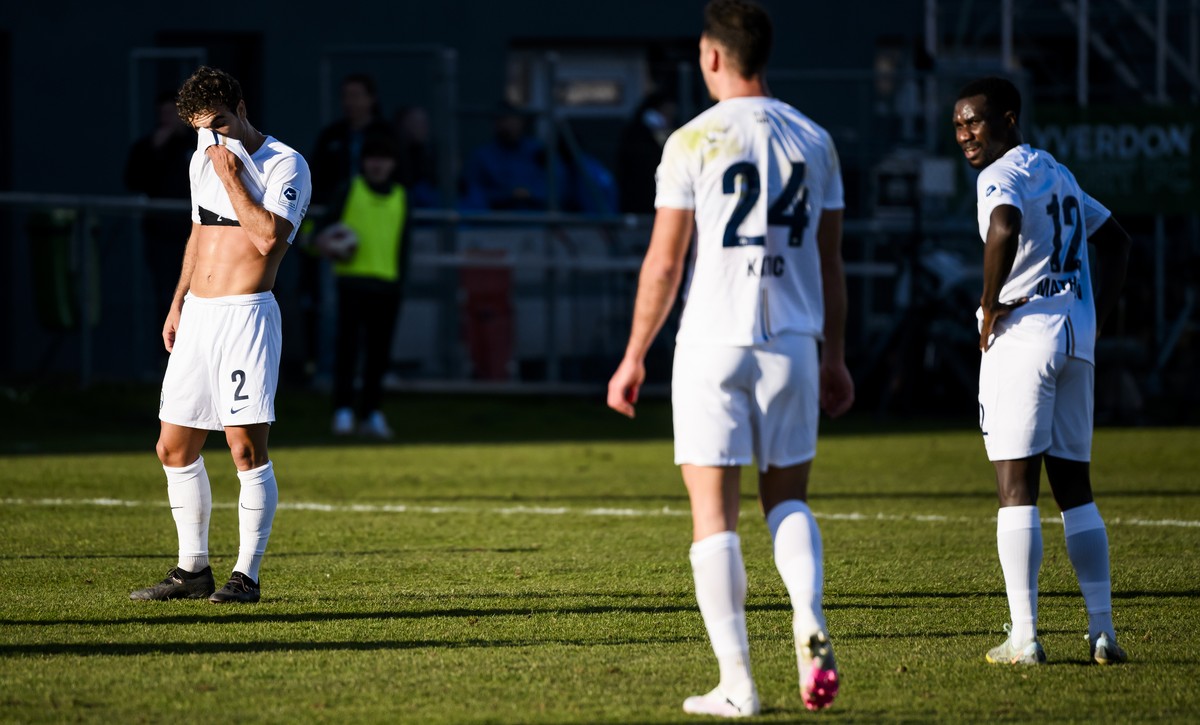 Deception du defenseur zurichois Lindrit Kamberi, gauche, apres le deuxieme but yverdonnois lors de la rencontre de football de Super League entre Yverdon Sport FC et FC Zuerich le dimanche 4 fevrier  ...