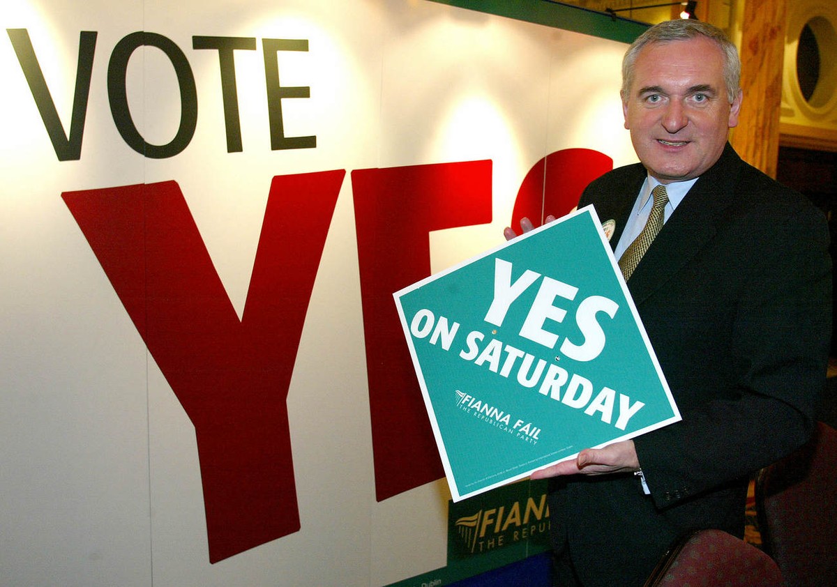 Premierminister Bertie Ahern wirbt für ein Ja in der zweiten Abstimmung.