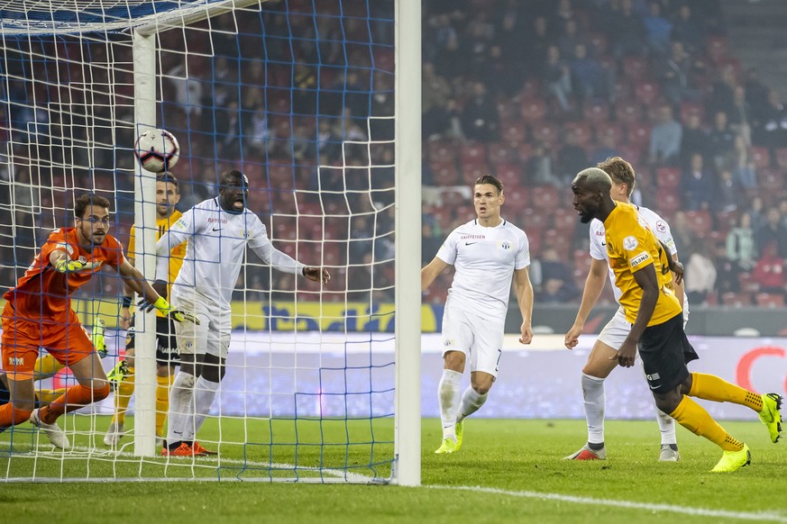 YBs Nicolas Moumi Ngamaleu, rechts, trifft zum 3:2 waehrend der Super League Fussballpartie zwischen dem FC Zuerich und den Young Boys am Samstag, 20. Oktober 2018, im Stadion Letzigrund in Zuerich. ( ...