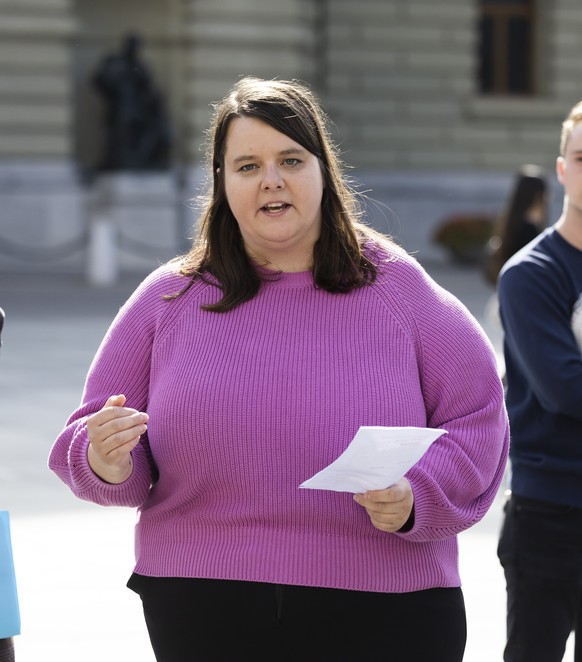 Lea Blattner, Co-Praesidentin Junge EVP, Mitte, spricht neben Loa Wild, Vize-Praesidentin Junge GLP, links, bei der Aktion "Ja zur Nationalen Service-Citoyen-Initiative", am Freitag, 10. Okt ...