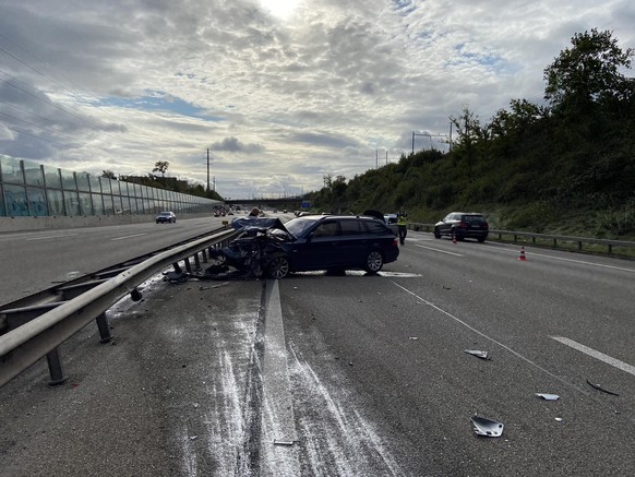 Die Rega musste auf der A1 landen – eine Person wurde schwer verletzt.