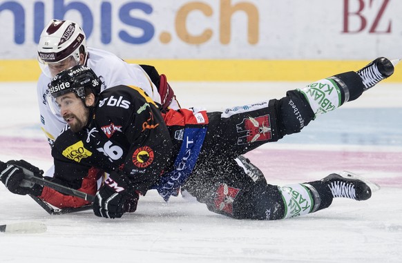 Berns Mark Arcobello, vorne, im Duell mit Genfs Daniel Vukovic im fuenften Eishockey Playoff-Viertelfinalspiel der National League zwischen dem SC Bern und dem HC Genf Servette, am Dienstag, 20. Maerz ...