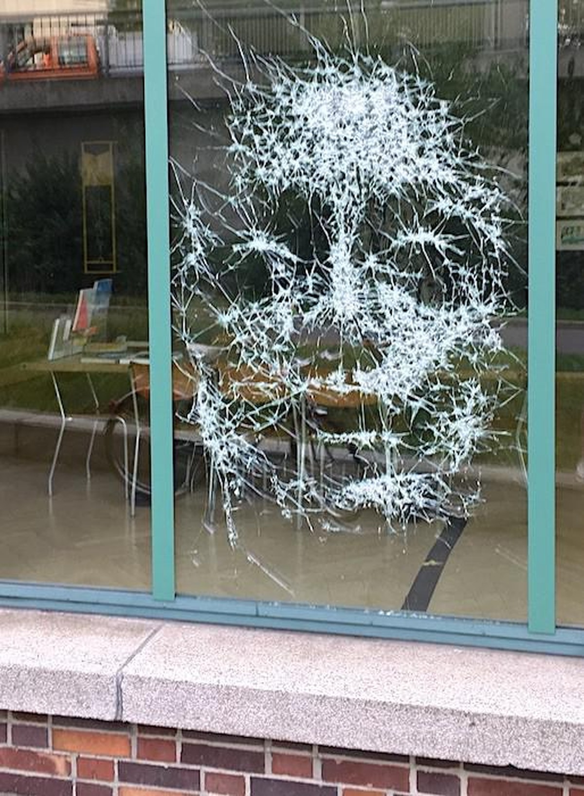 PICDUMP 418 – seid gegrüsst! Es geht los! 👋\nArt auf Sicherheitsglas an der Fensterfront einer Galerie. 
Von Simon Berger