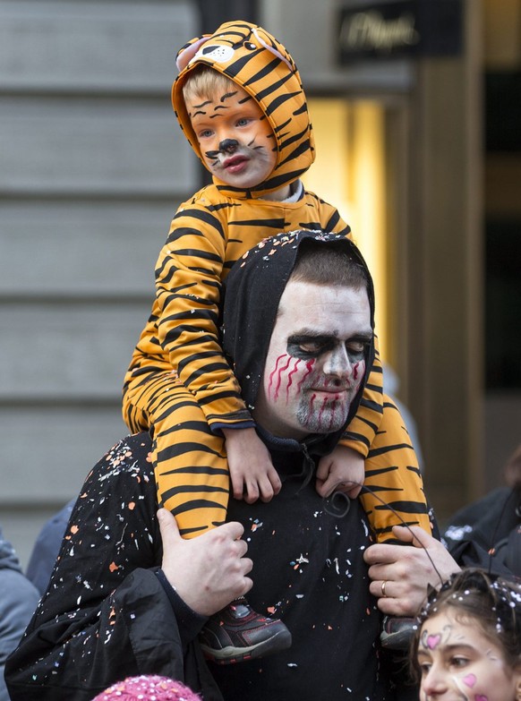 Das Tigerbaby wird von seinem Vater unsanft über den Spielplatz getragen. Die Zoobesucher sind schockiert.