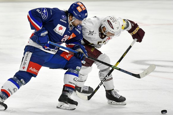 Der Zuercher Phil Baltisberger, links, gegen den Genfer Michael Voellmin, rechts, beim Eishockeyspiel der National League ZSC Lions gegen den Geneve-Servette HC in Zuerich am Freitag, 29. November, 20 ...