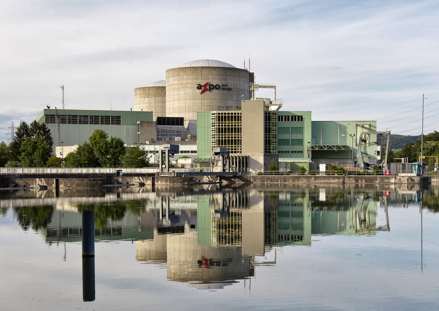 ARCHIV --- ZUR FORDERUNG DER GRUENEN PARTEI, DAS AKW BEZNAU ABZUSCHALTEN, STELLEN WIR IHNEN FOLGENDES BILD ZUR VERFUEGUNG --- Das Atomkraftwerk Beznau, aufgenommen am 28. Mai 2011. (KEYSTONE/Alessandr ...